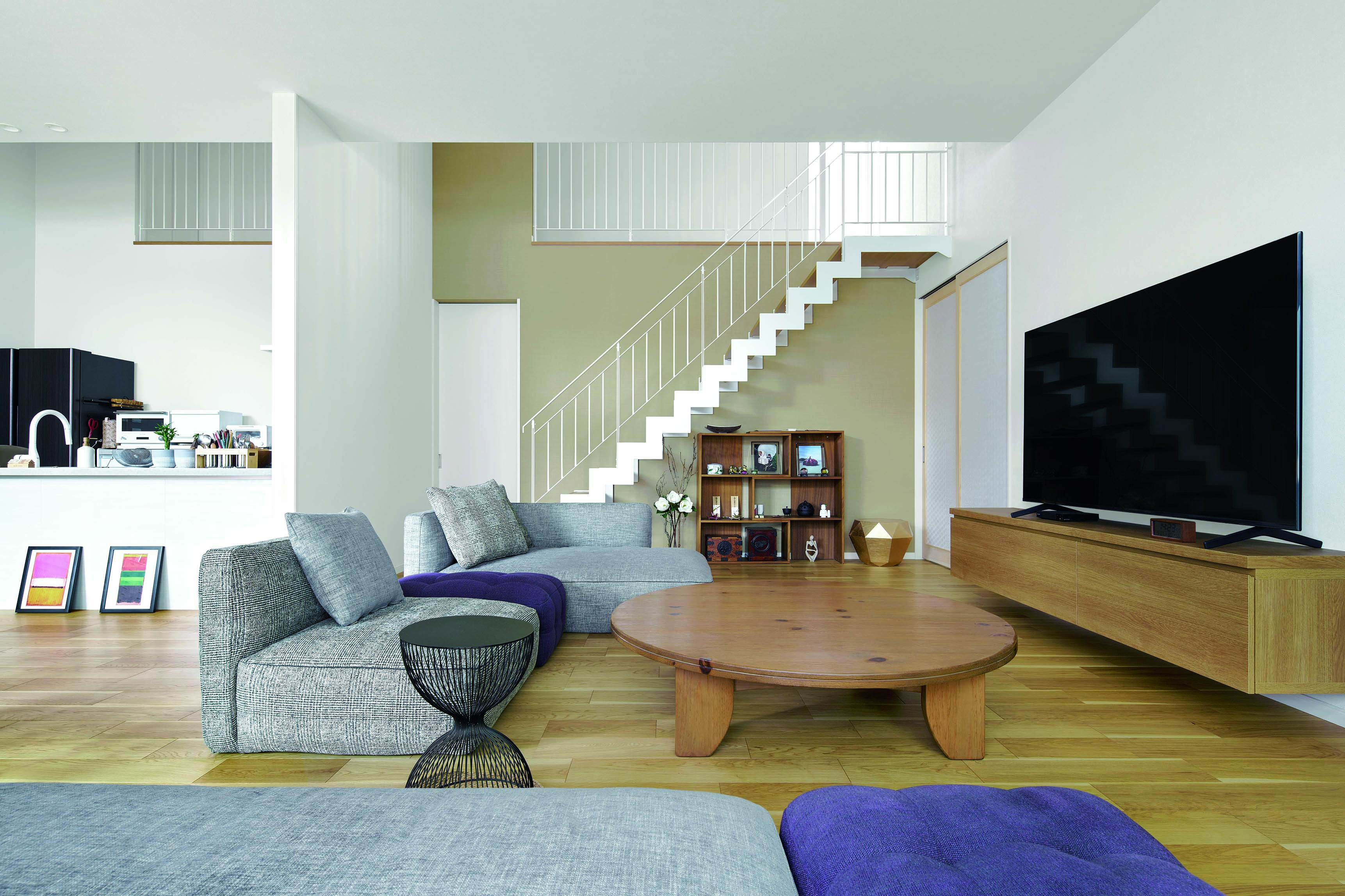 吹き抜けにスケルトン階段が映えるリビング どこにいても家族の笑顔がつながる住まい