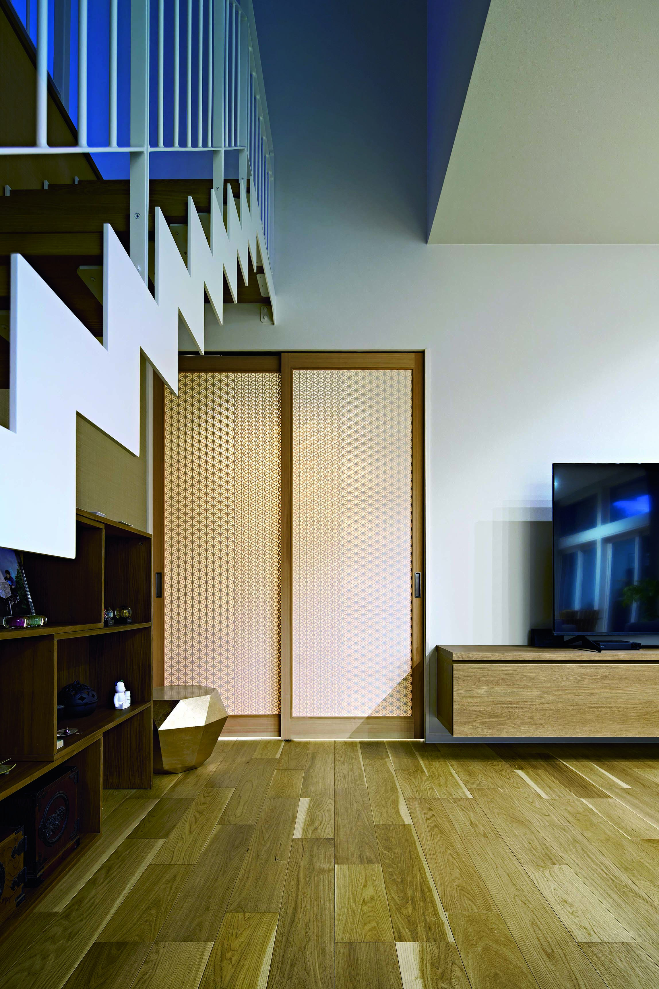 吹き抜けにスケルトン階段が映えるリビング どこにいても家族の笑顔がつながる住まい