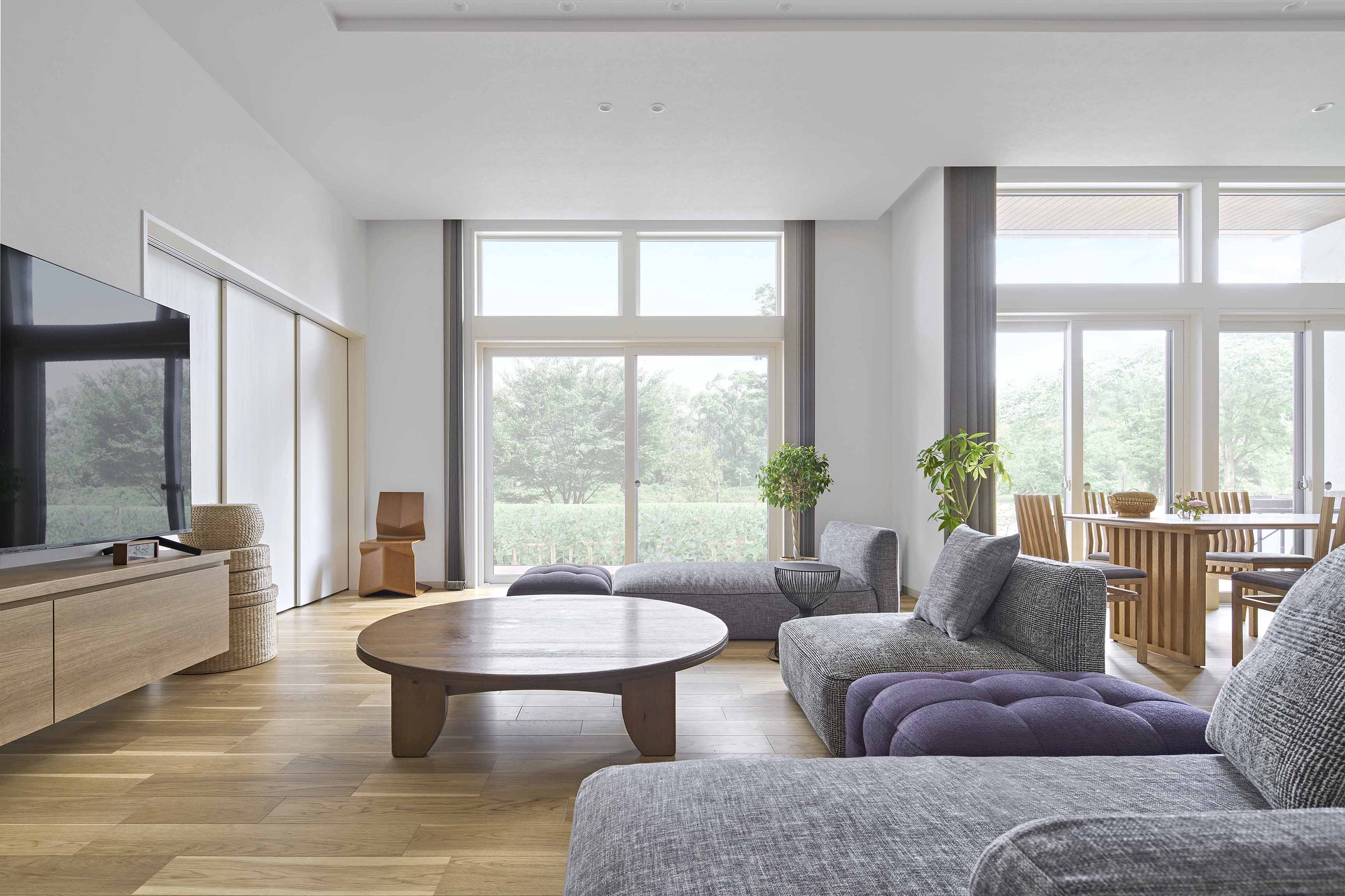 吹き抜けにスケルトン階段が映えるリビング どこにいても家族の笑顔がつながる住まい