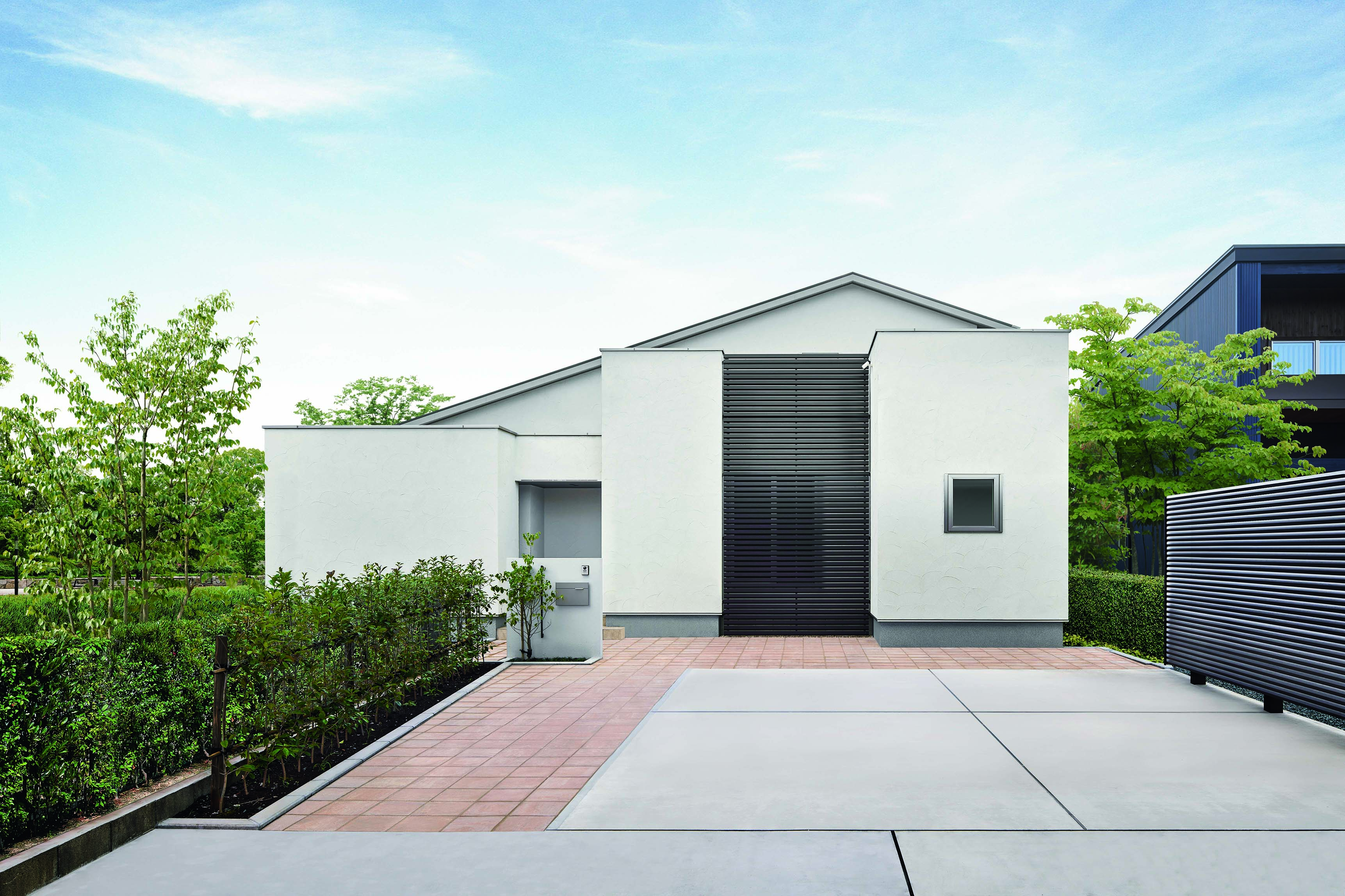 吹き抜けにスケルトン階段が映えるリビング どこにいても家族の笑顔がつながる住まい