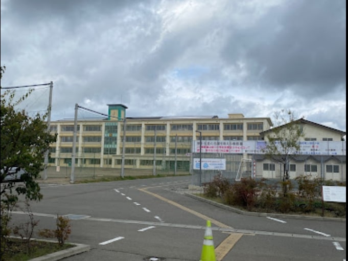 厨川中学校まで　967ｍ