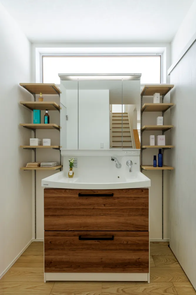 白と木目を基調としたやわらかい雰囲気の家