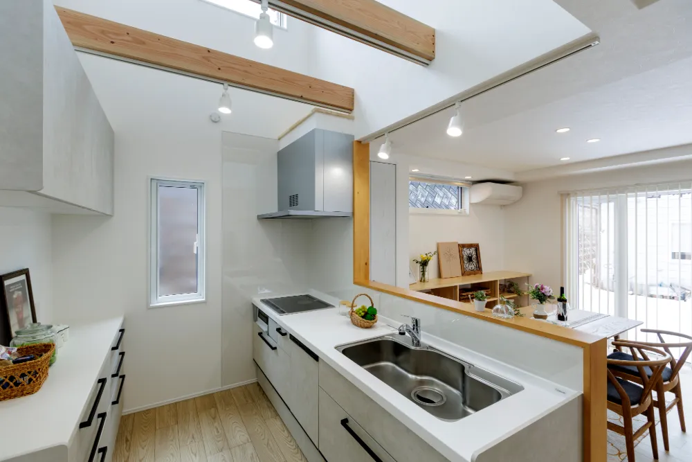 白と木目を基調としたやわらかい雰囲気の家