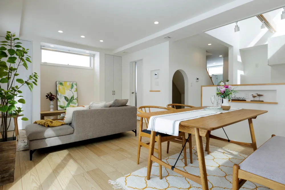 白と木目を基調としたやわらかい雰囲気の家