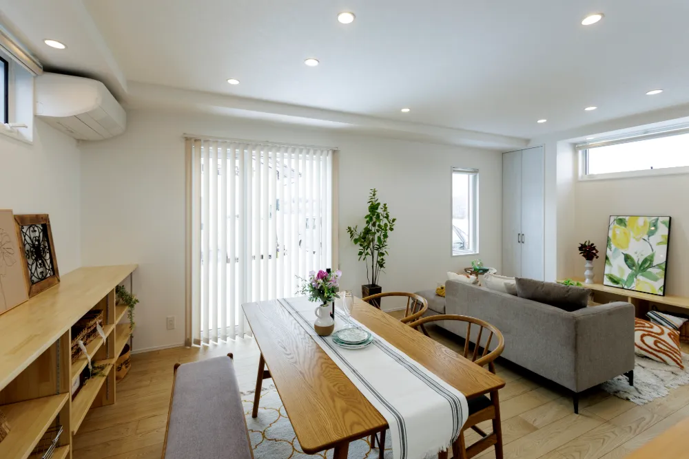 白と木目を基調としたやわらかい雰囲気の家