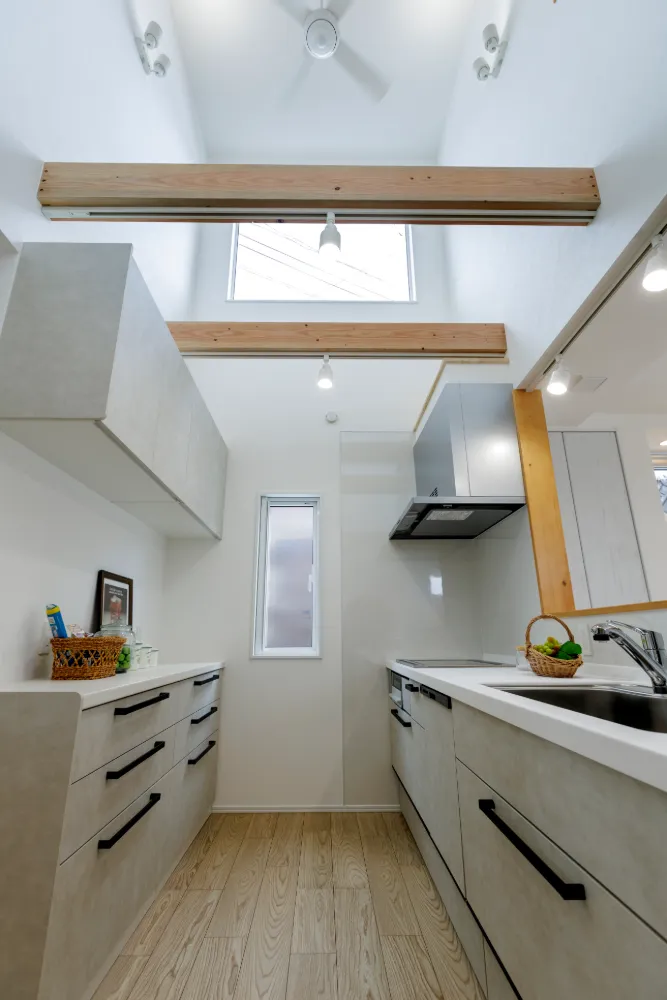 白と木目を基調としたやわらかい雰囲気の家