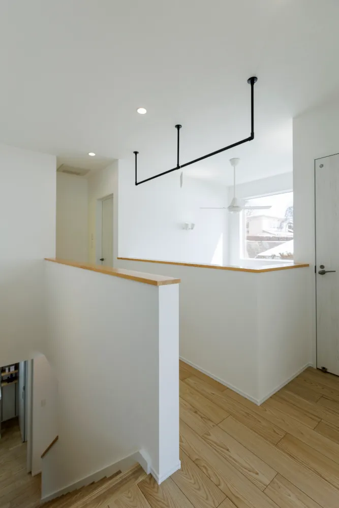 白と木目を基調としたやわらかい雰囲気の家