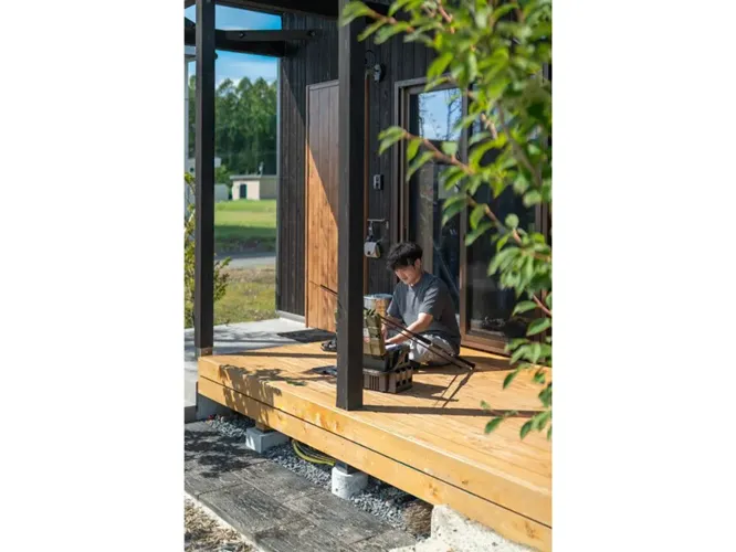 リビングと繋がるウッドデッキ