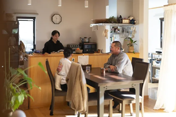 家全体を見渡す開放的な対面キッチン