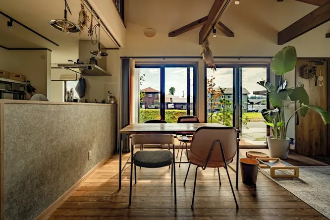 陽光が射し込む大きな窓からは、開放的な景色が広がる