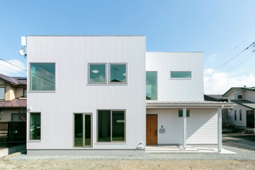 大きな窓と二つの吹き抜けがつなぐ開放的な暮らし