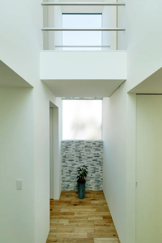 大きな窓と二つの吹き抜けがつなぐ開放的な暮らし