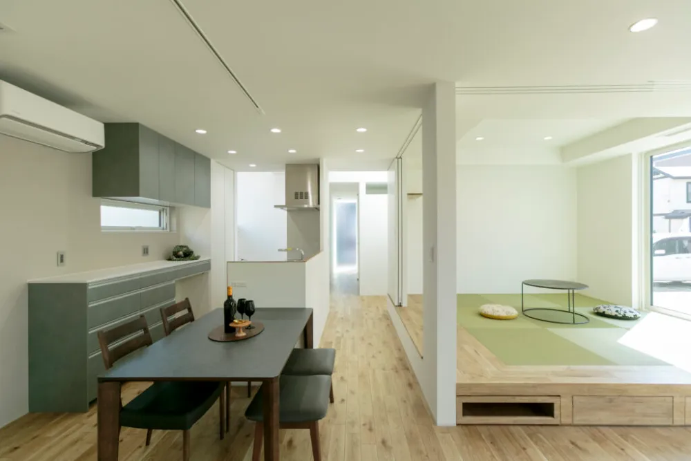 大きな窓と二つの吹き抜けがつなぐ開放的な暮らし