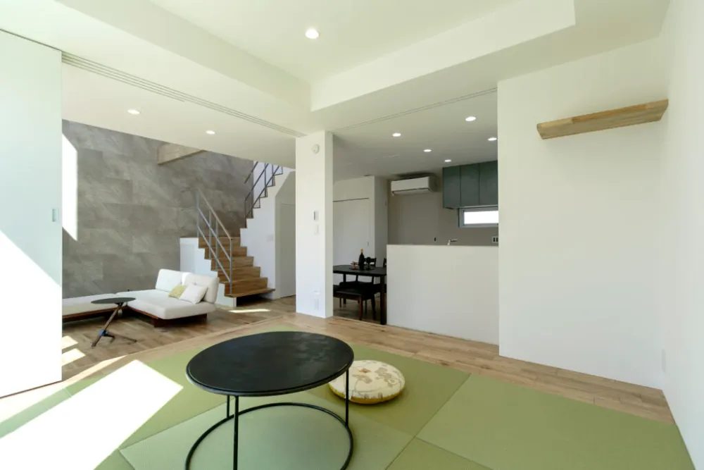 大きな窓と二つの吹き抜けがつなぐ開放的な暮らし