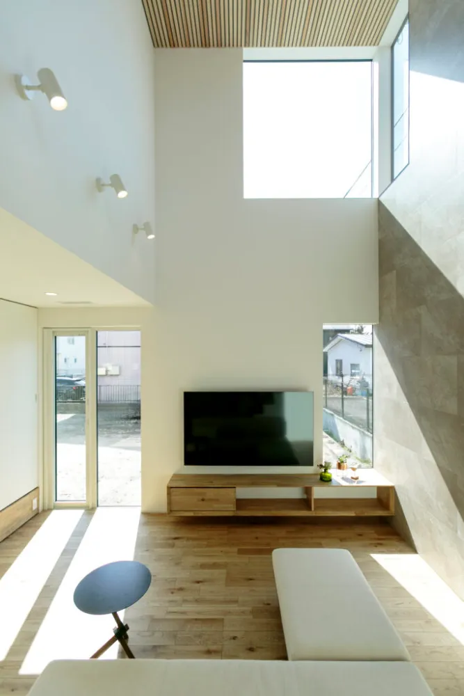 大きな窓と二つの吹き抜けがつなぐ開放的な暮らし