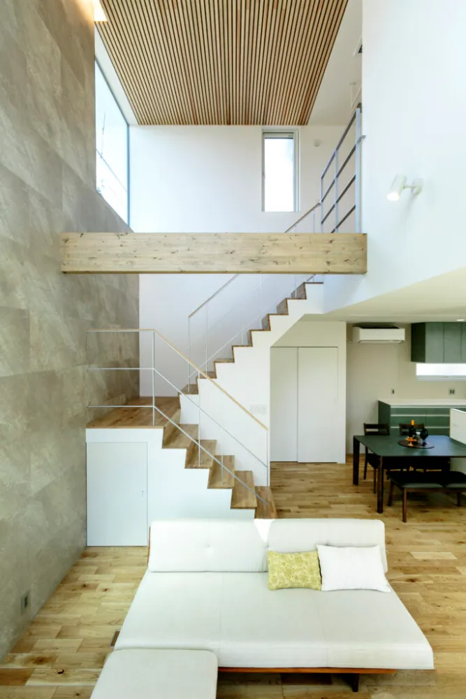 大きな窓と二つの吹き抜けがつなぐ開放的な暮らし