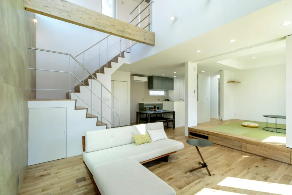 大きな窓と二つの吹き抜けがつなぐ開放的な暮らし