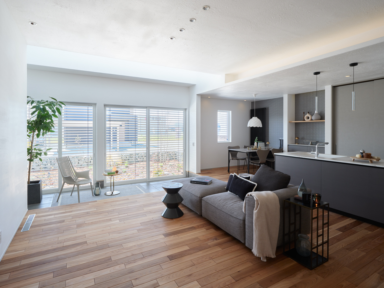 グレージュをベースにシンプルかつ上品な色調で、落ち着きのある空間