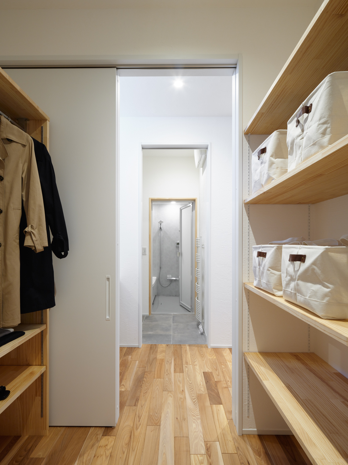 バスルームへと続く動線上に配置された、ウォークスルータイプのファミリークローゼット