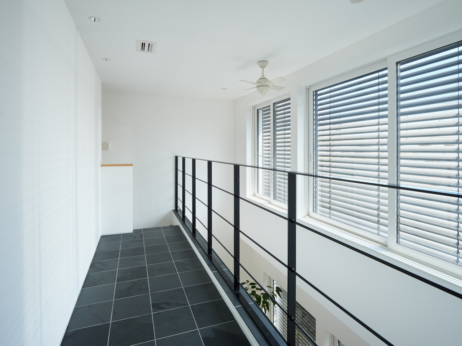 吹き抜けを介して1階とつながる、開放感あふれる2階ホール