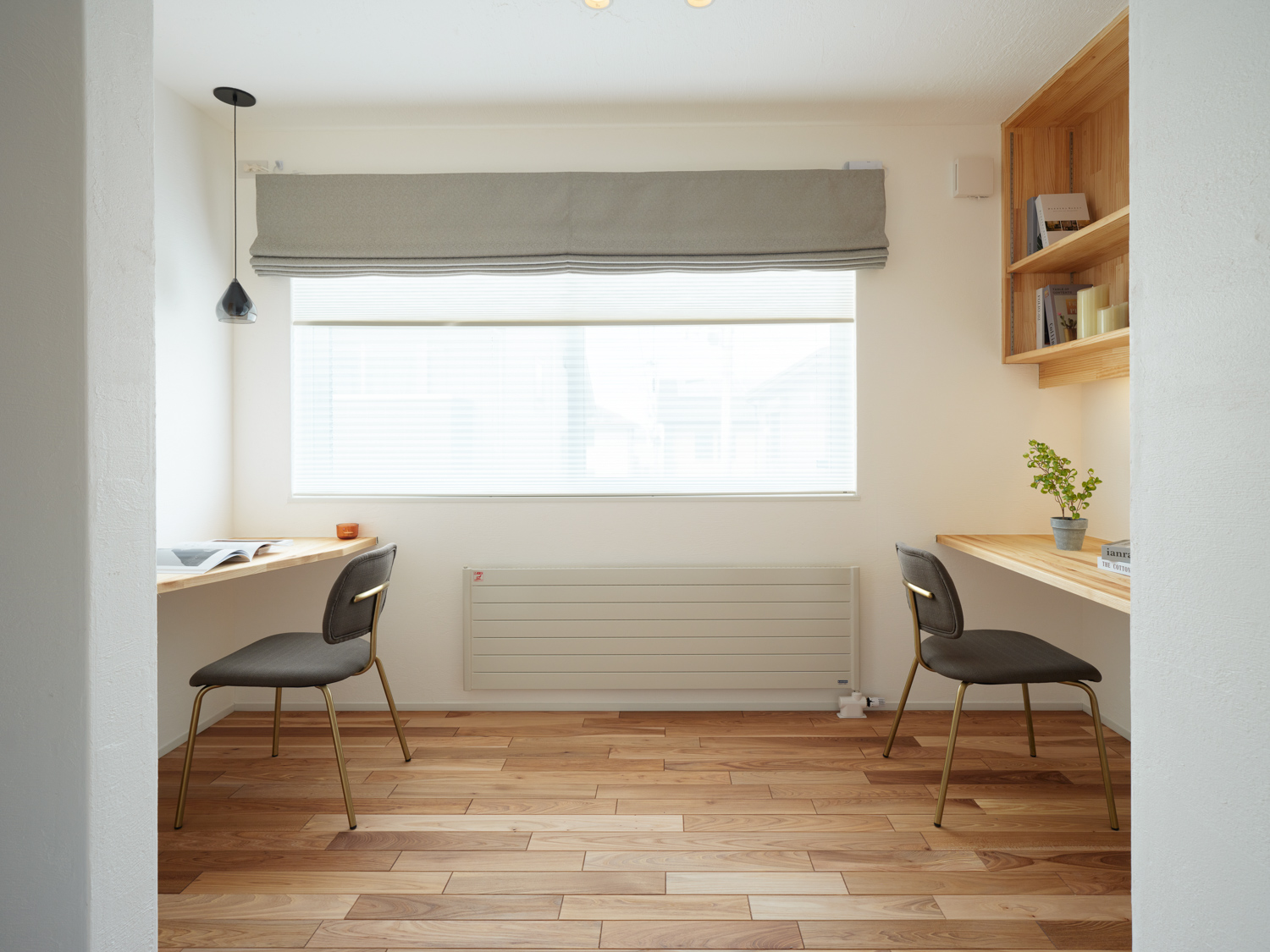 主寝室の一角に設けた、無垢の木の温もりに満ちた書斎スペース
