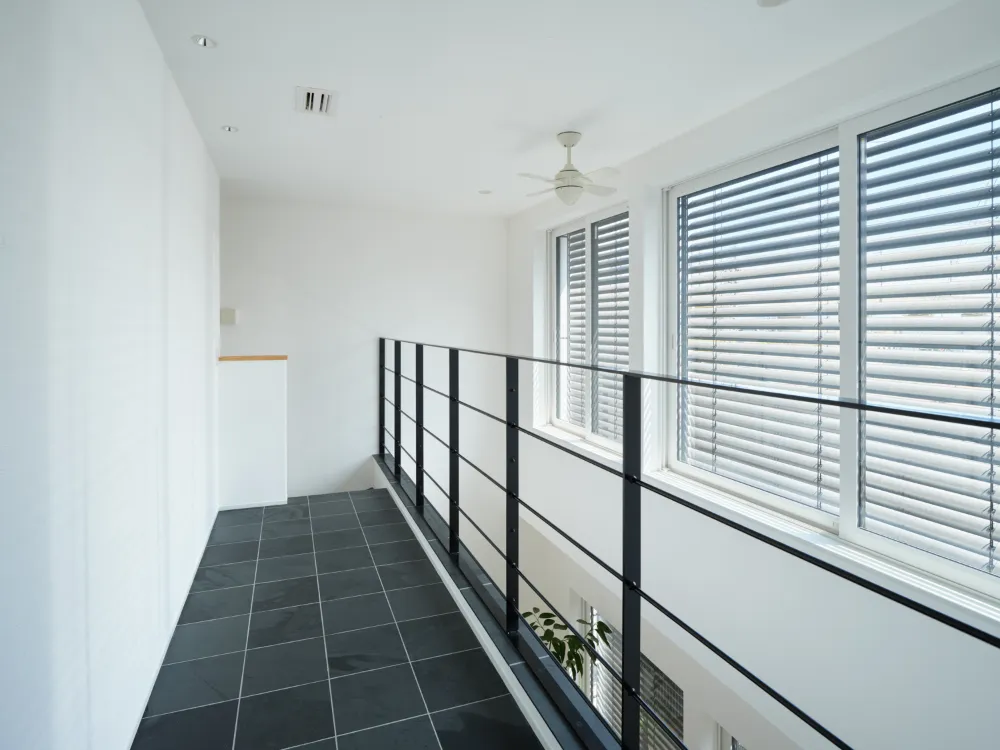 吹き抜けを介して1階とつながる、開放感あふれる2階ホール