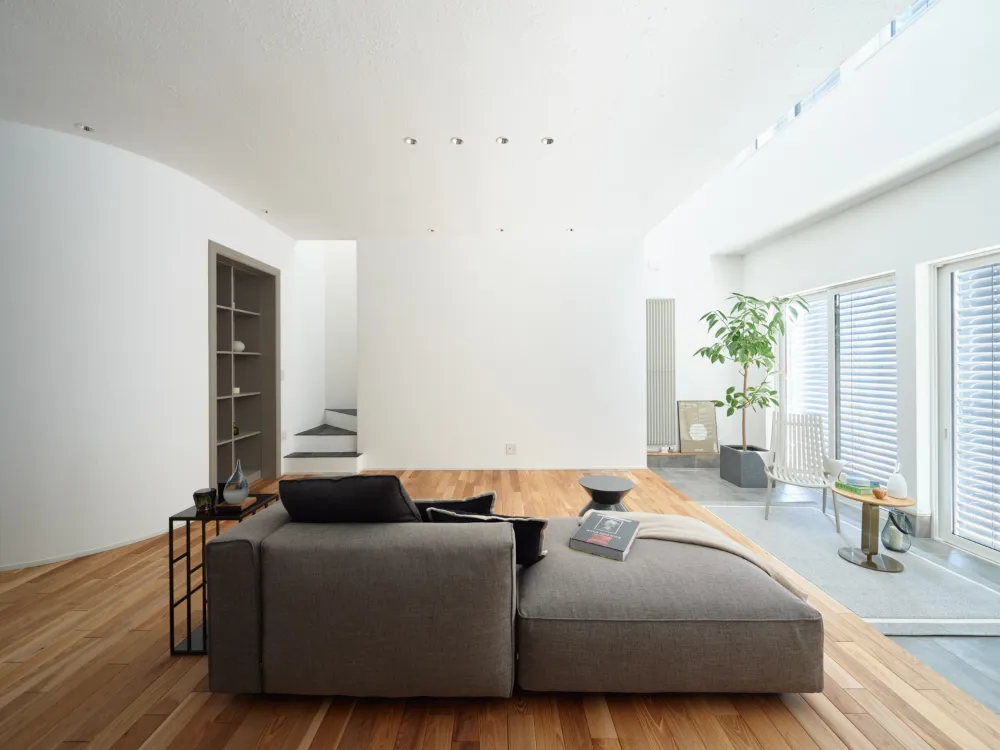 高窓から柔らかな光が降り注ぐ、開放的な吹き抜けリビング