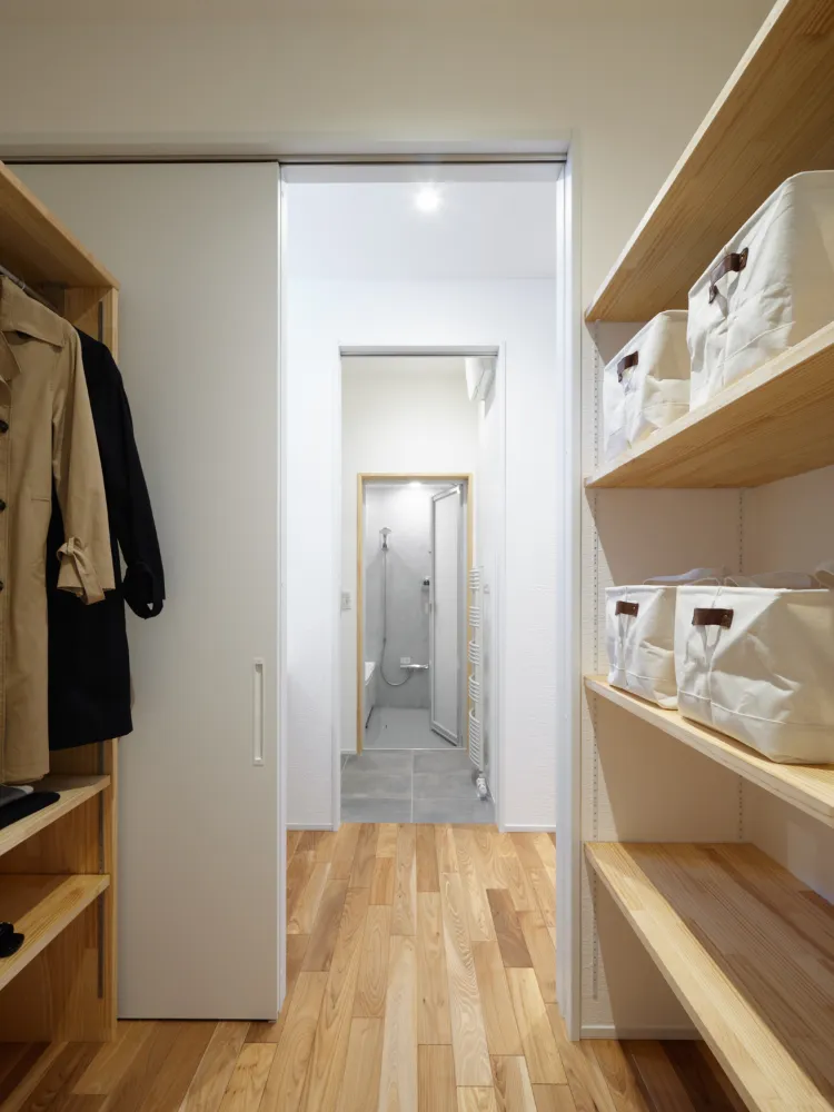 バスルームへと続く動線上に配置された、ウォークスルータイプのファミリークローゼット