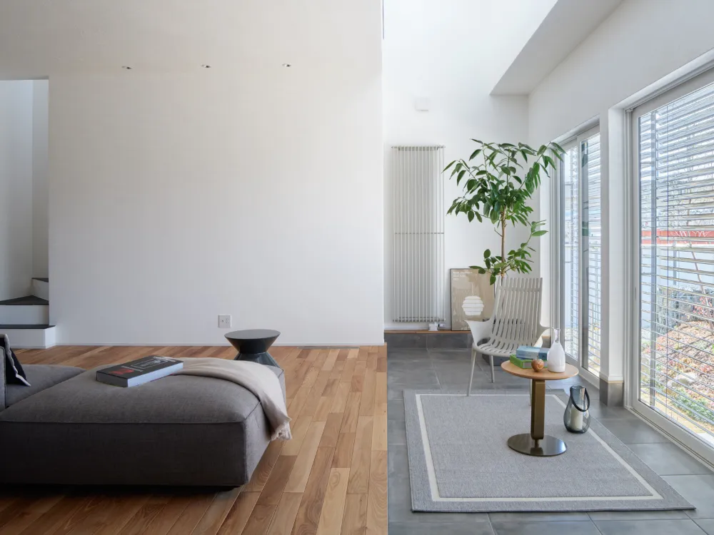 ウチとソトを緩やかに繋ぐタイル敷きの土間スペース