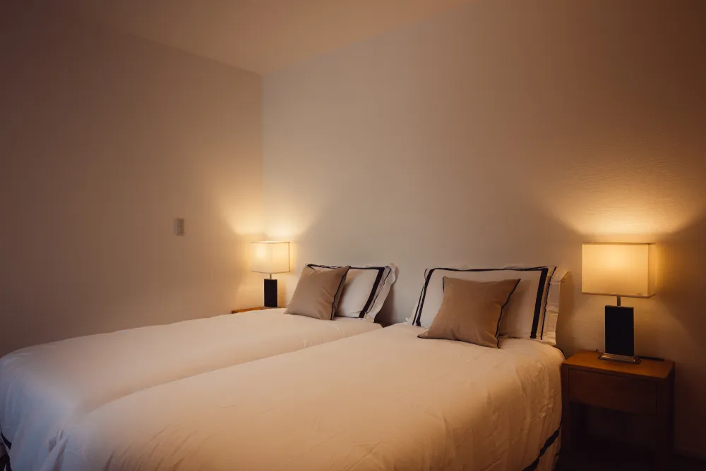 余計な装飾を削ぎ落とした、ミニマルで静寂なベッドルーム