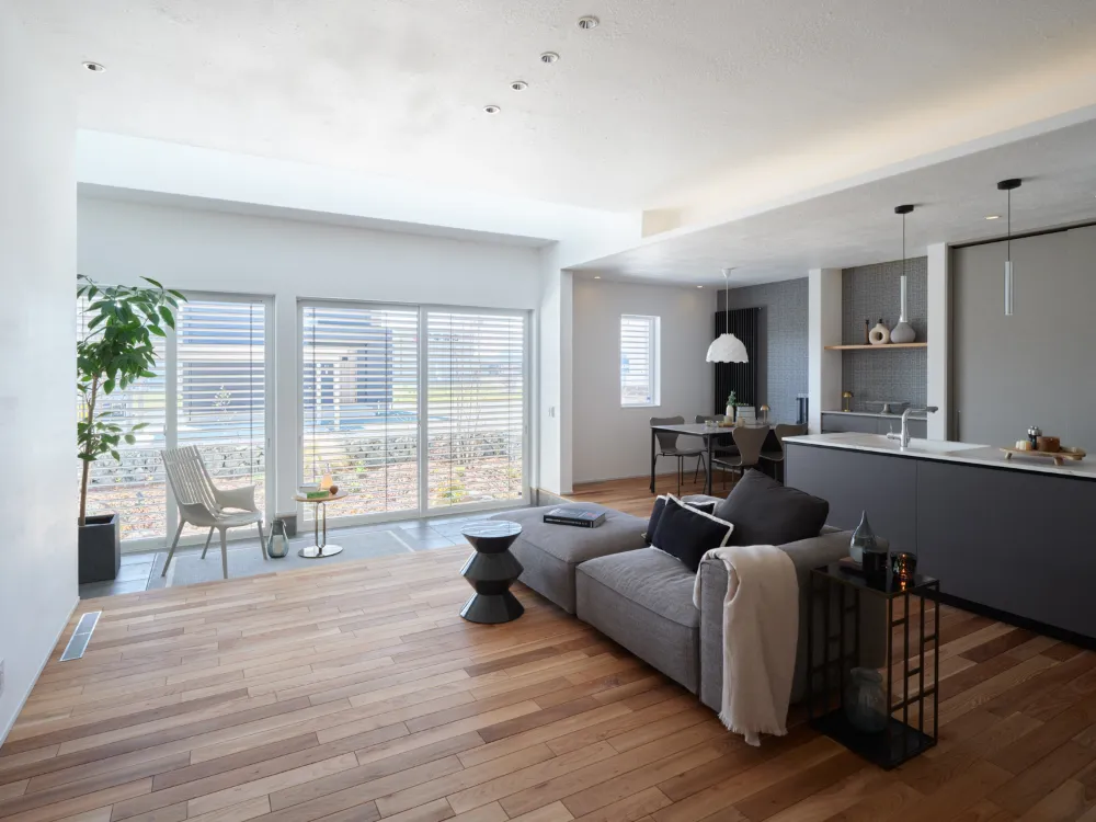 グレージュをベースにシンプルかつ上品な色調で、落ち着きのある空間