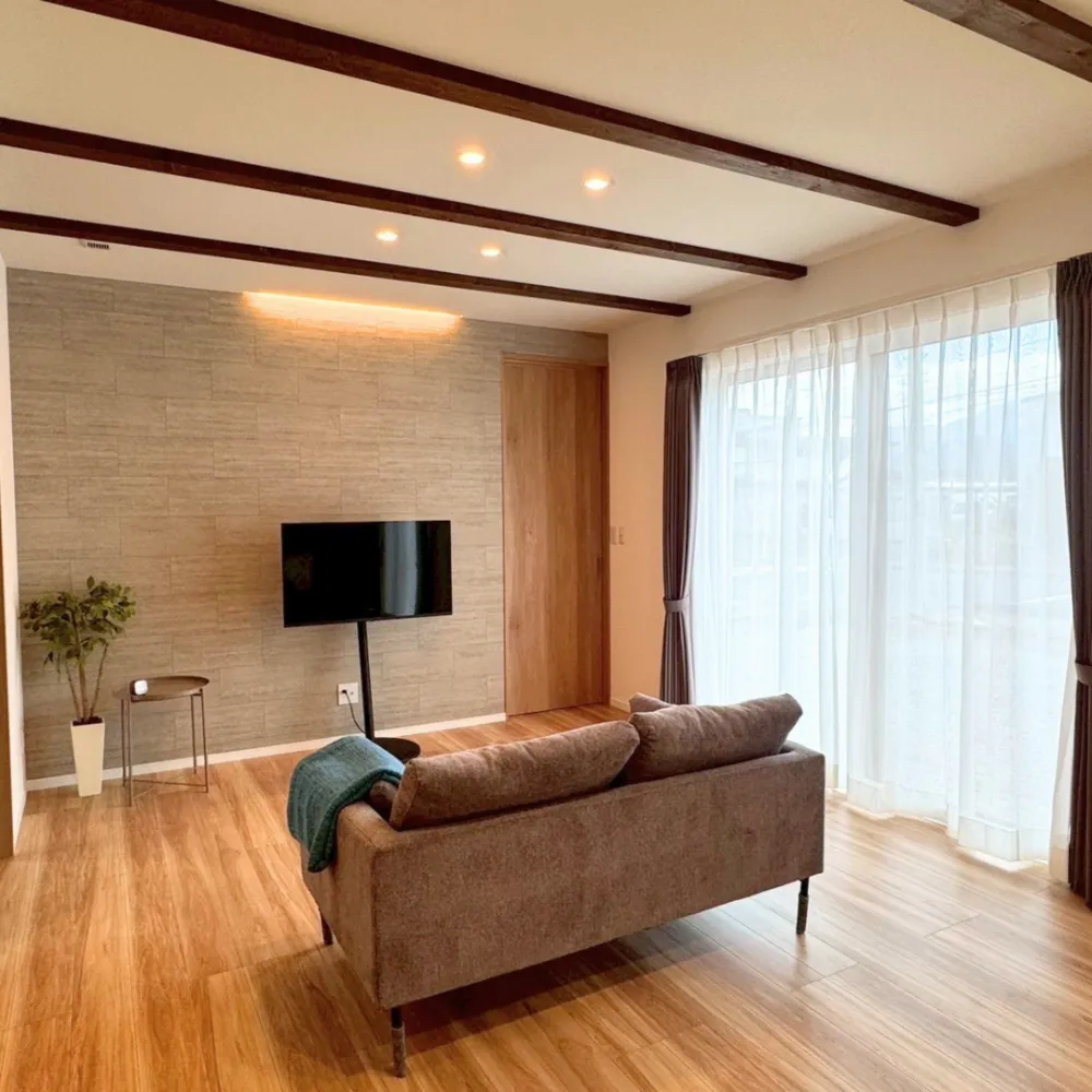 20代ご夫婦が建てた キッチン中心で回遊性のある心地よい 人×風×光がめぐる開放感抜群の平屋