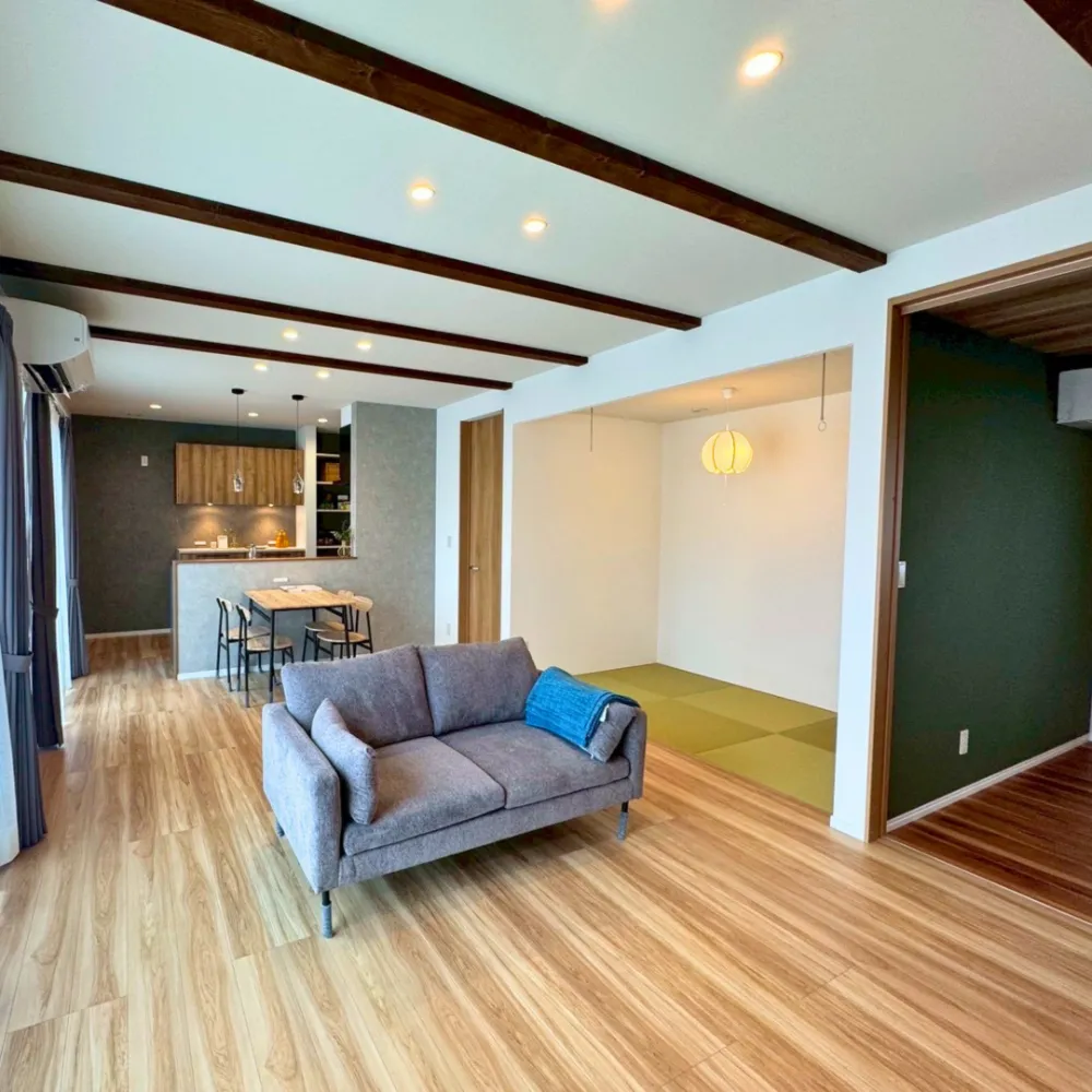 20代ご夫婦が建てた キッチン中心で回遊性のある心地よい 人×風×光がめぐる開放感抜群の平屋