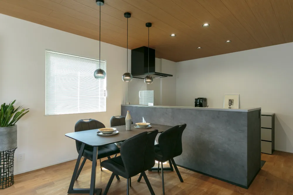 素材の優しさが生む、穏やかな暮らしの空間《W断熱標準仕様 断熱等級6》