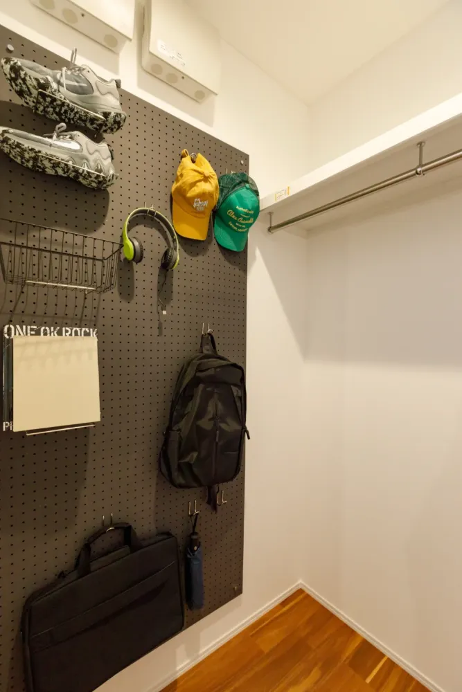 子供室クローゼット内の有孔ボード。 外出時のギアをフックにておけば忘れ物防止にも。