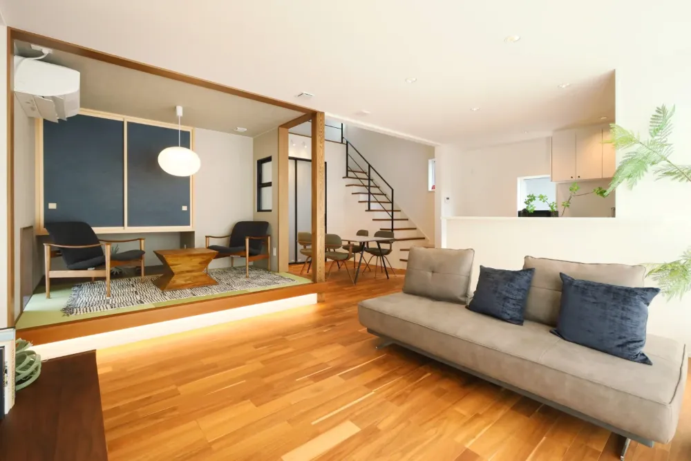 リビングとダイニングをあえてずらして配することで奥行きが感じられるように設計