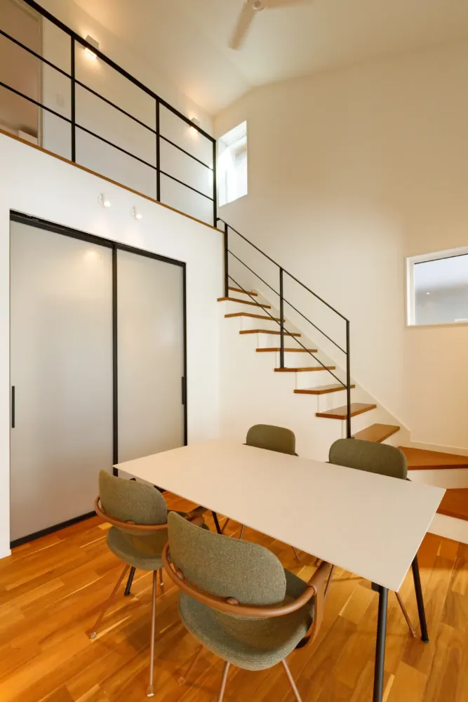 ゆっくりとした時間が流れる吹抜けのあるダイニング空間