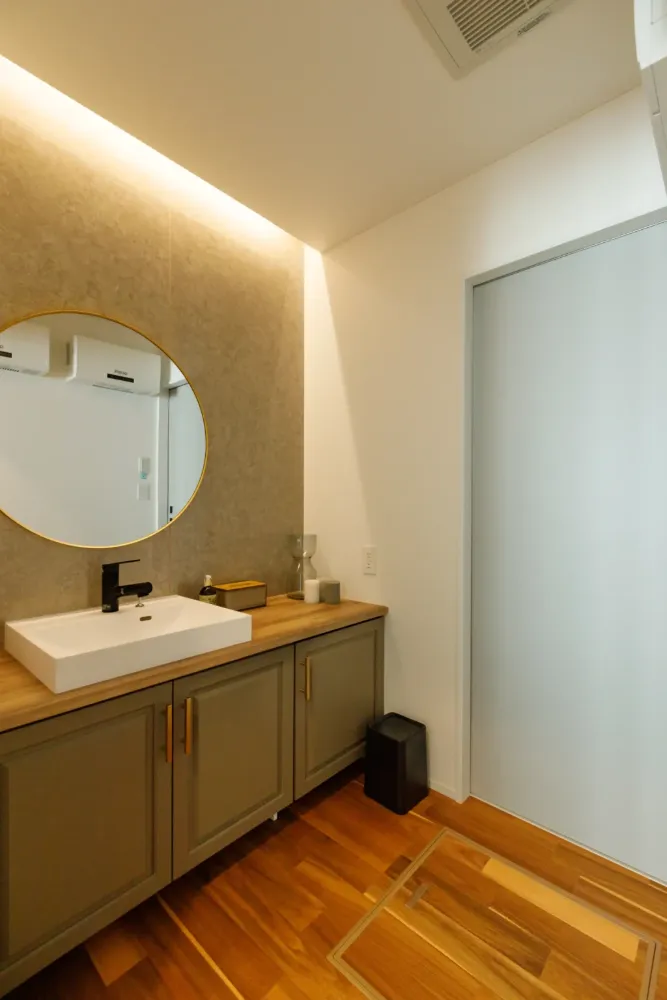 1階廊下に面した洗面台はお客様の手洗いにも気兼ねなく使ってもらえるよう生活感を排除
