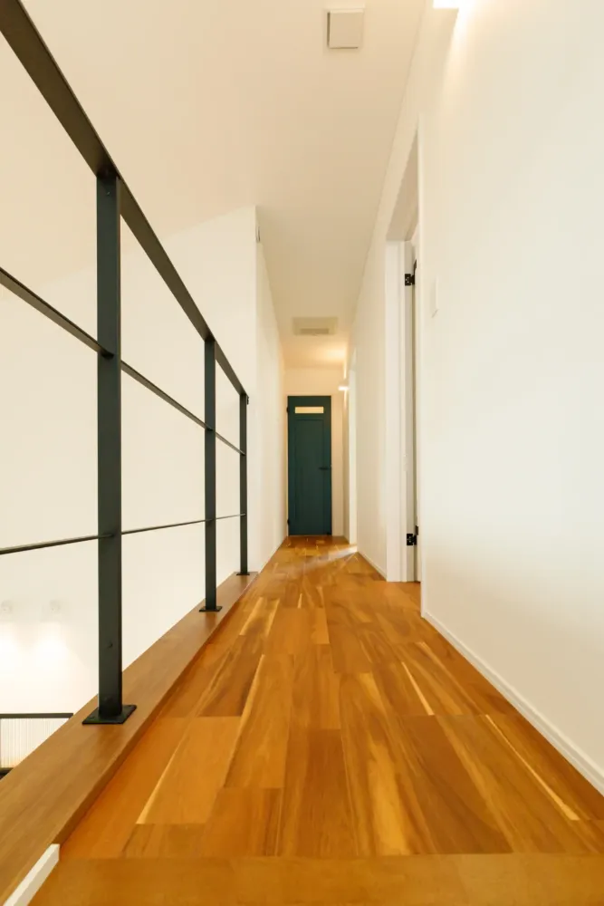 2階廊下も吹抜けに面しているので明るく開放的