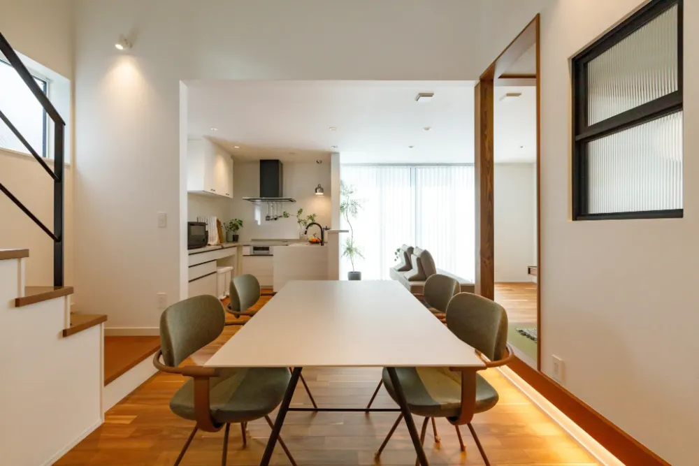 開放感あるダイニングでは会話が心地よく響き、時には仲間と食事を楽しむ場に。