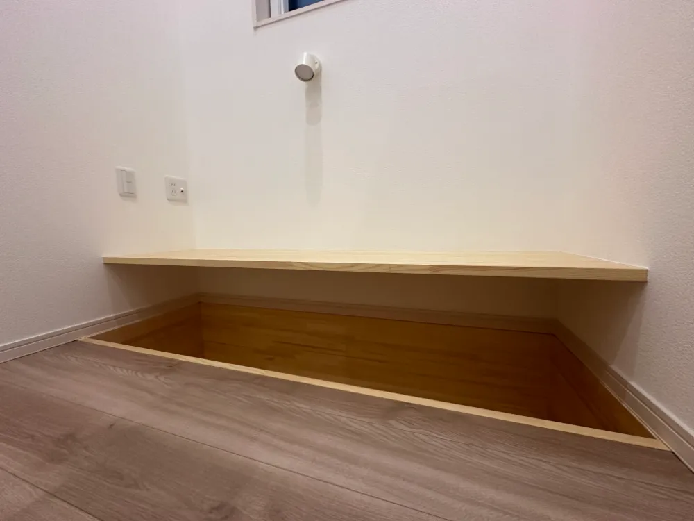 階段　踊り場　ワークスペース