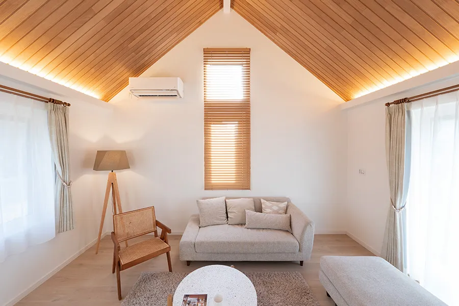 プライバシーを守りながら、光を取り込む独立リビング