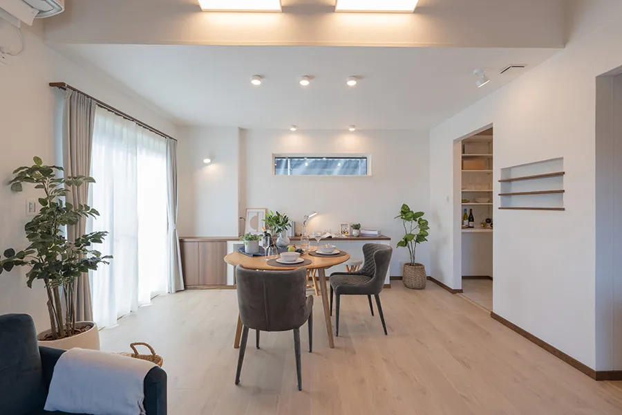 ワインと料理を楽しむ、ダイニングキッチン