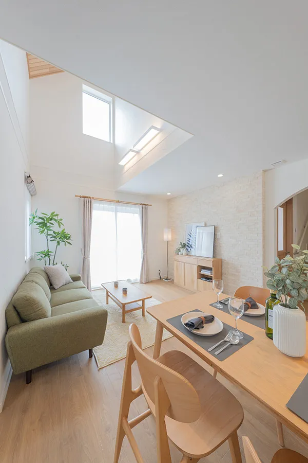 塗り壁とタイルで魅せる、上質なリビング空間