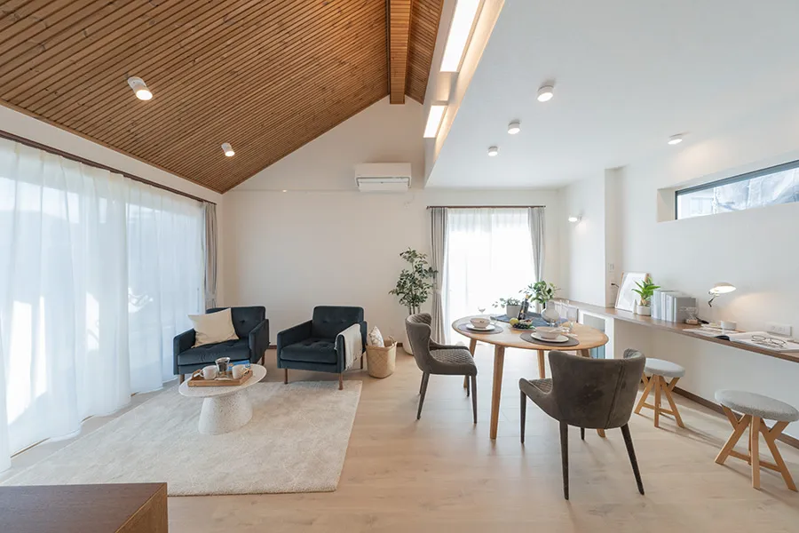 光と風が通り抜ける、吹き抜けリビング