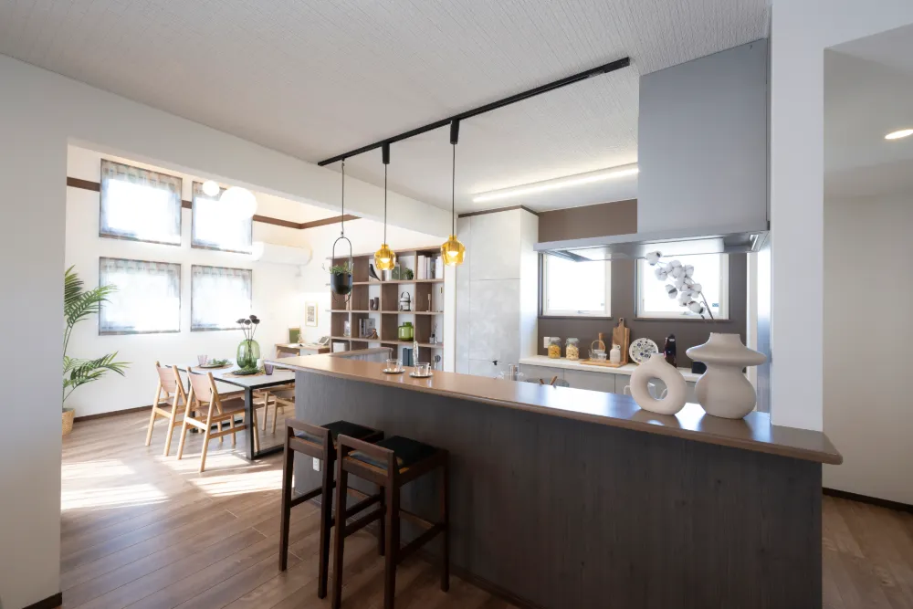 「アイランドキッチン」は視野を遮らず広い空間に