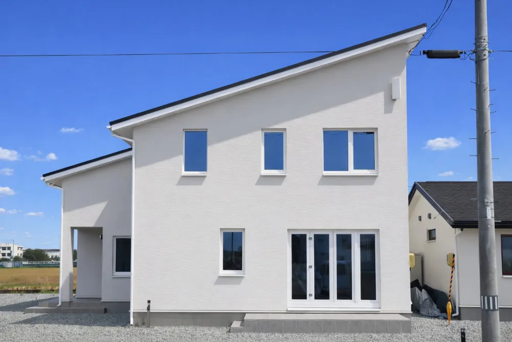 【外観】窓の多さが映える、重厚感のある外観