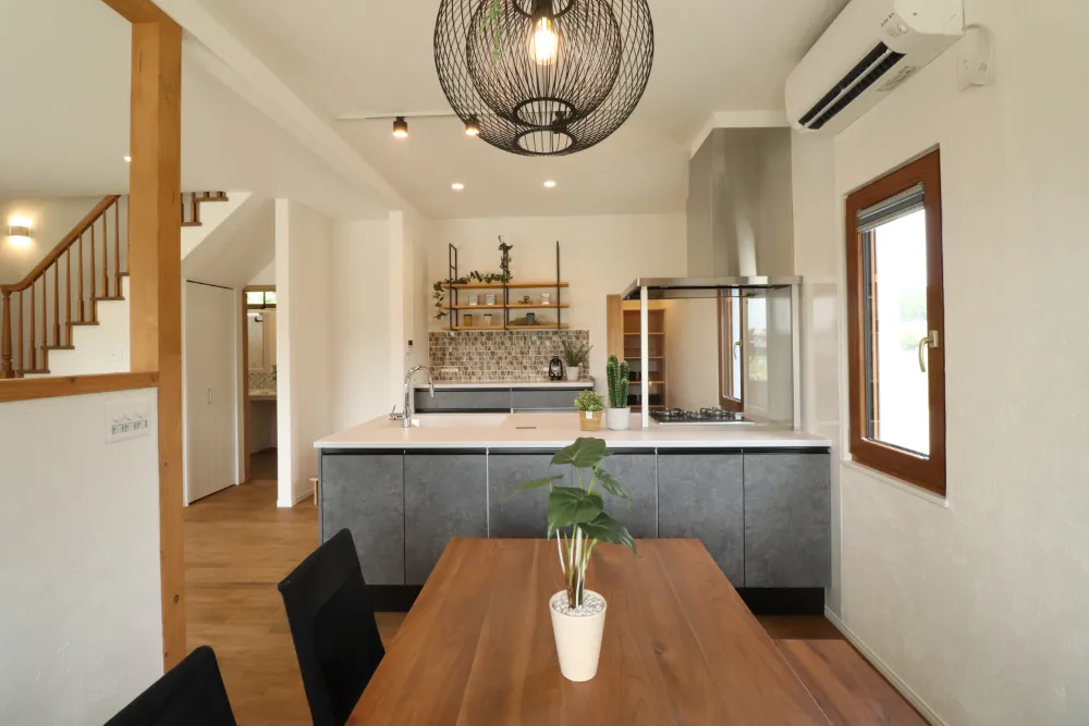 【ダイニング】会話が弾む、開放的な食事の時間