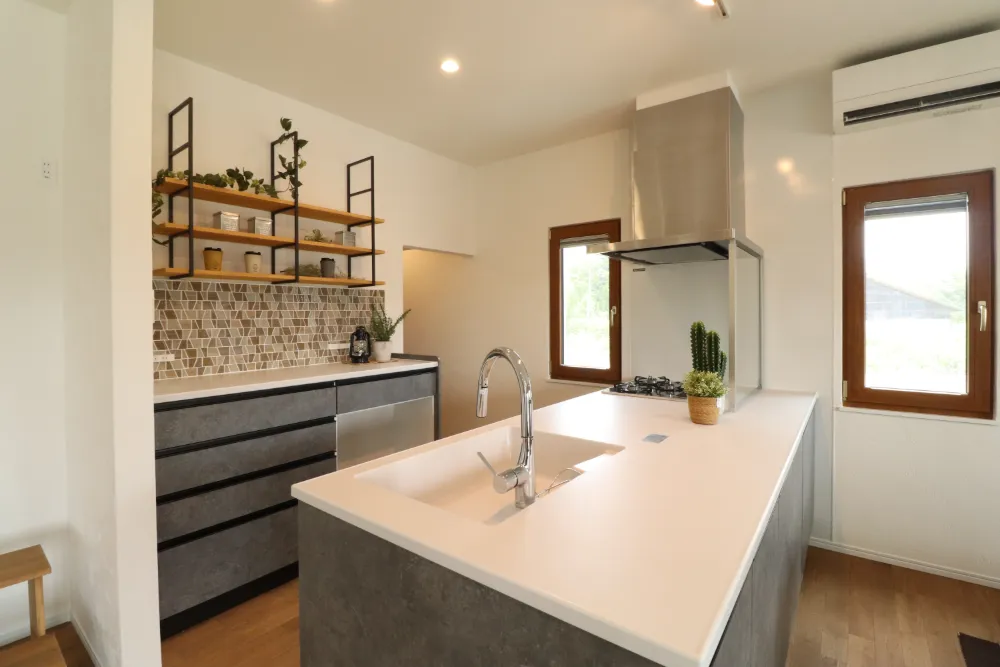 【キッチン】木目に沿うグレーカラーのキッチン