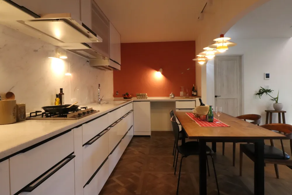 【キッチン】白と光沢が彩る、優雅なキッチン